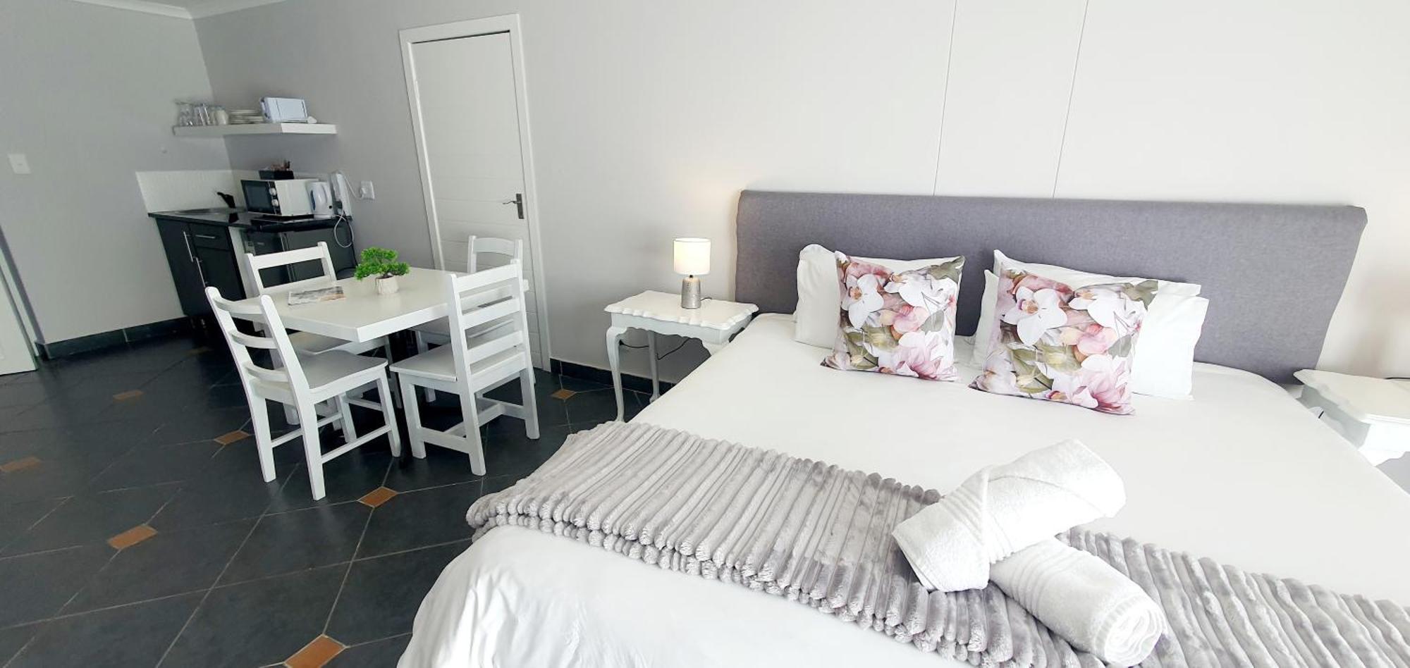 Point Village Hotel And Self Catering Моссел-Бей Экстерьер фото